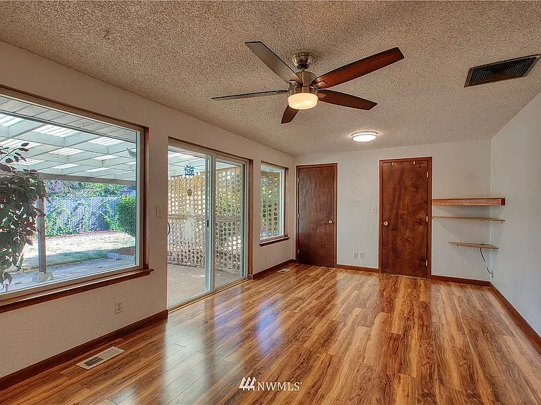 2920 NE 8th Pl — Photo 7