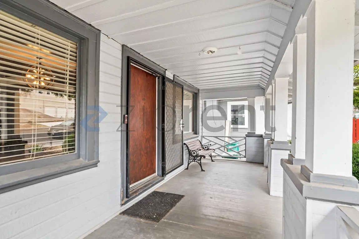 5 bed, 2.5 bath, 2400 sqft, $5,000 — Photo 3