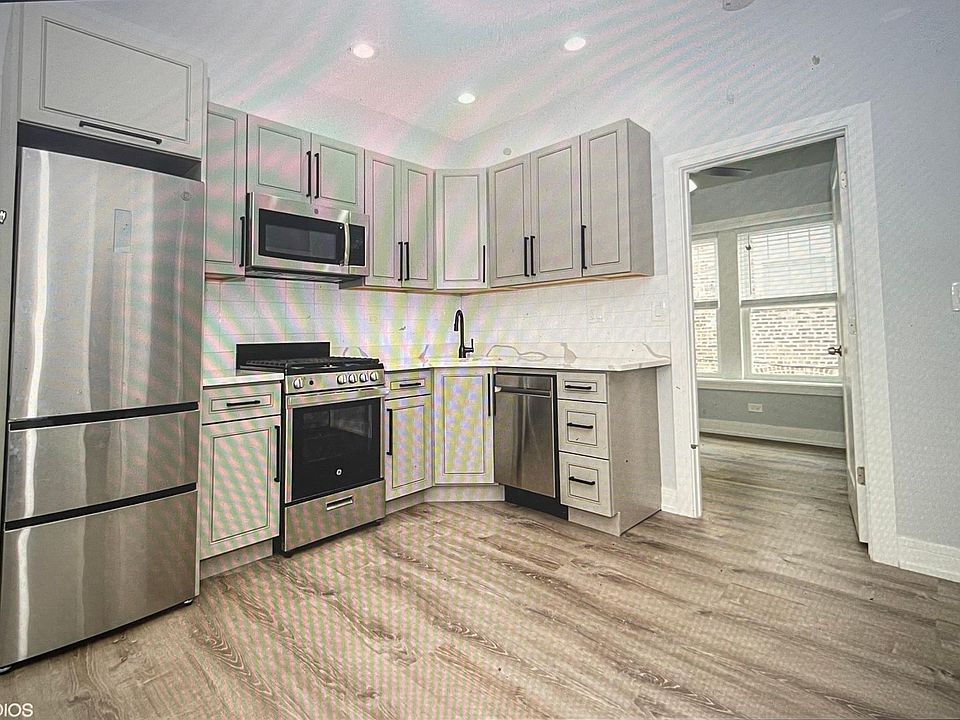 1st image of 1061 W Glenlake Ave #1N