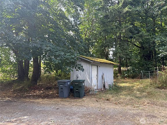 4th image of 3925 Harts Lake Road S