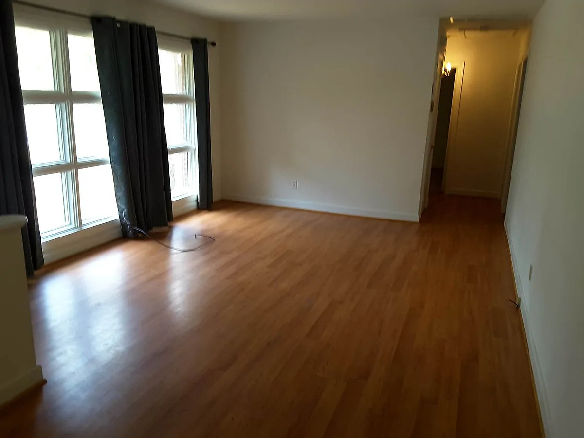 Building Photo - 211 Hubbard Ln