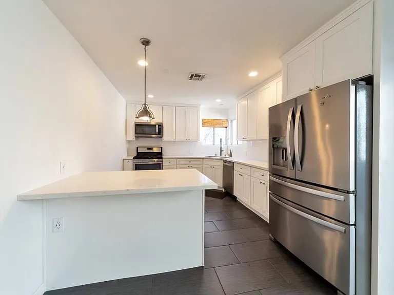 11613 Haynes St — Photo 5