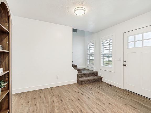 4th image of 149 E Pear St