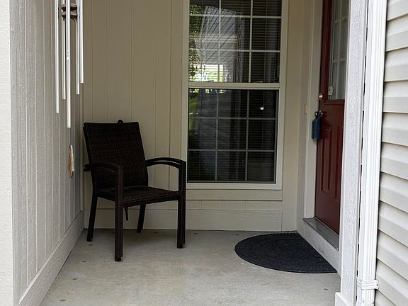 3rd image of 75 Wellington Dr