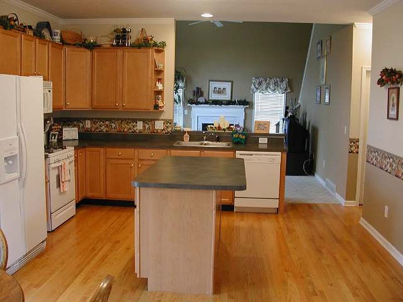 3rd image of 709 SACHEM Circle