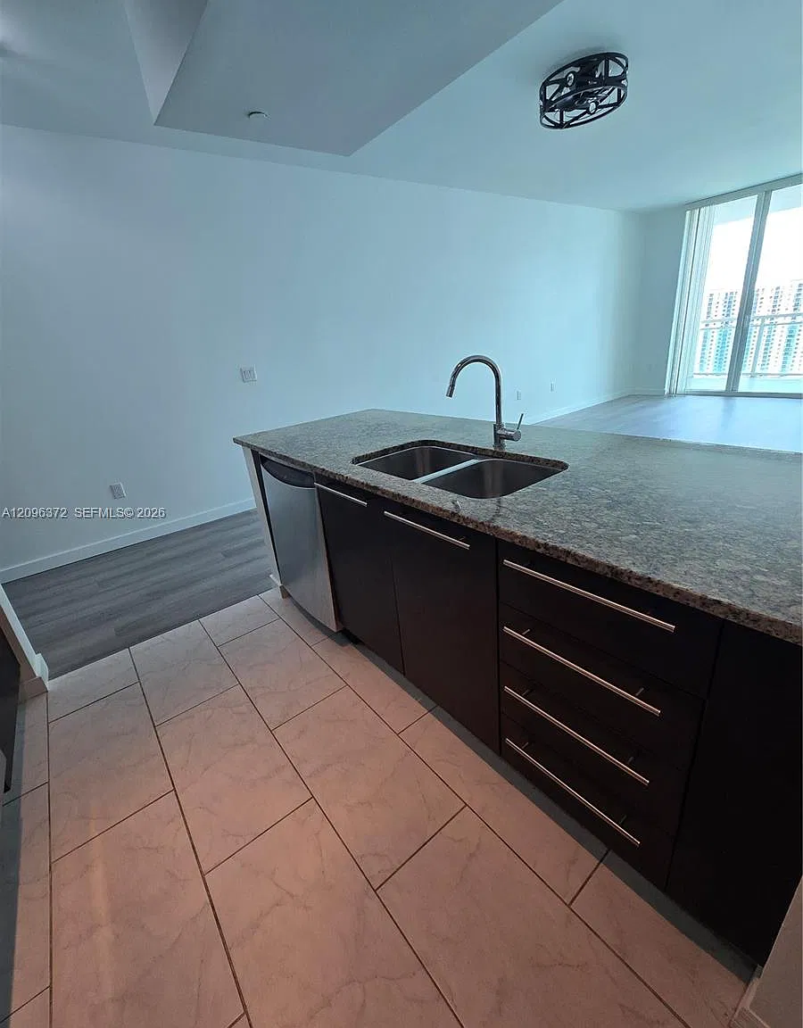 1 bed, 774 sqft, $3,400 — Photo 4