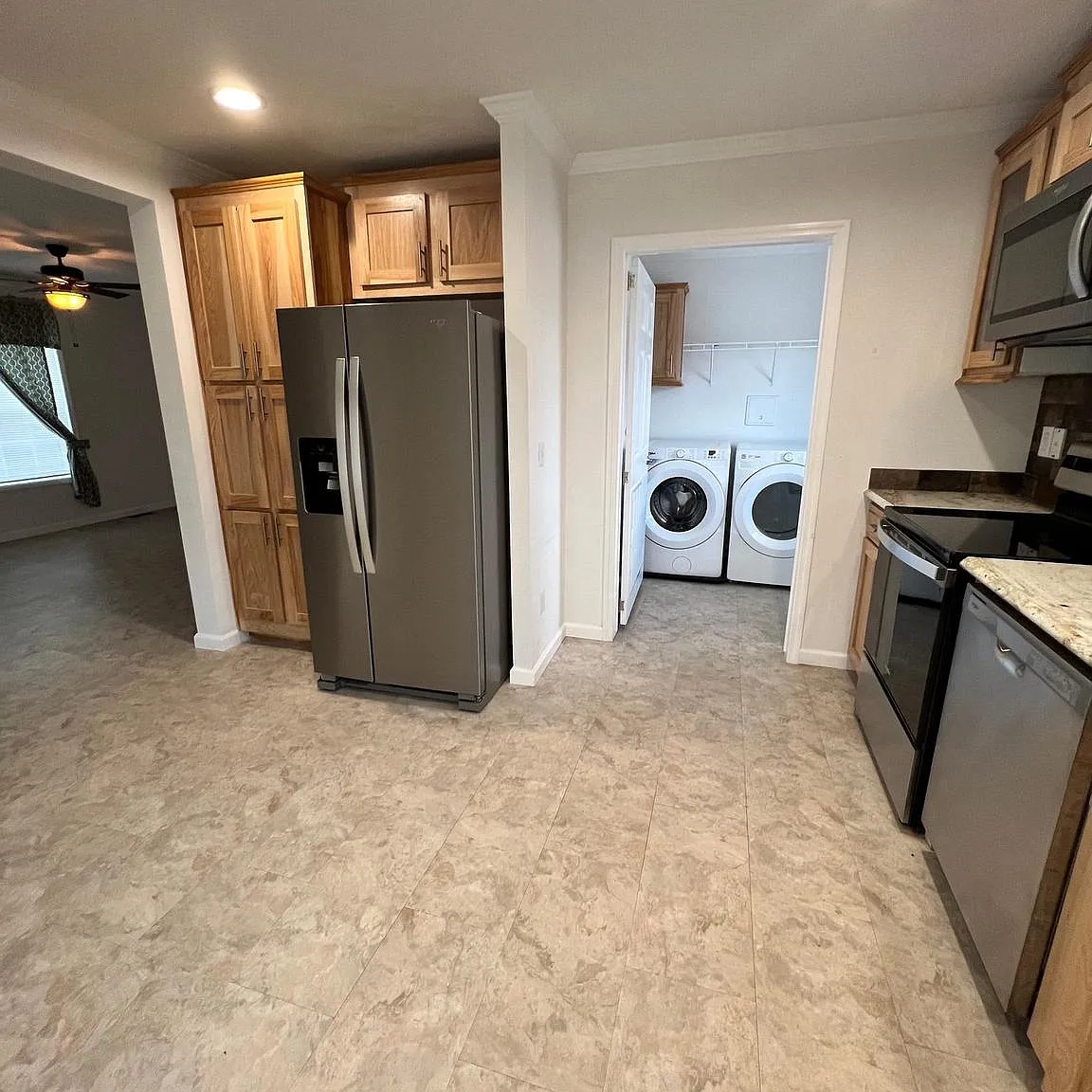 3 bed, 2.0 bath, 1040 sqft, $2,300 — Photo 4