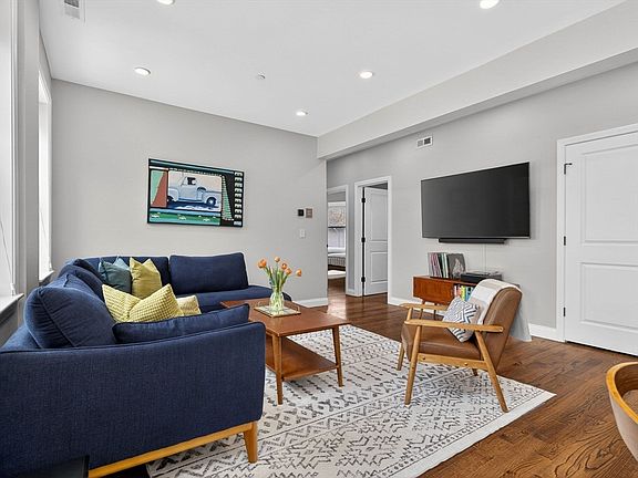 2nd image of 3 Roslin St Unit 2