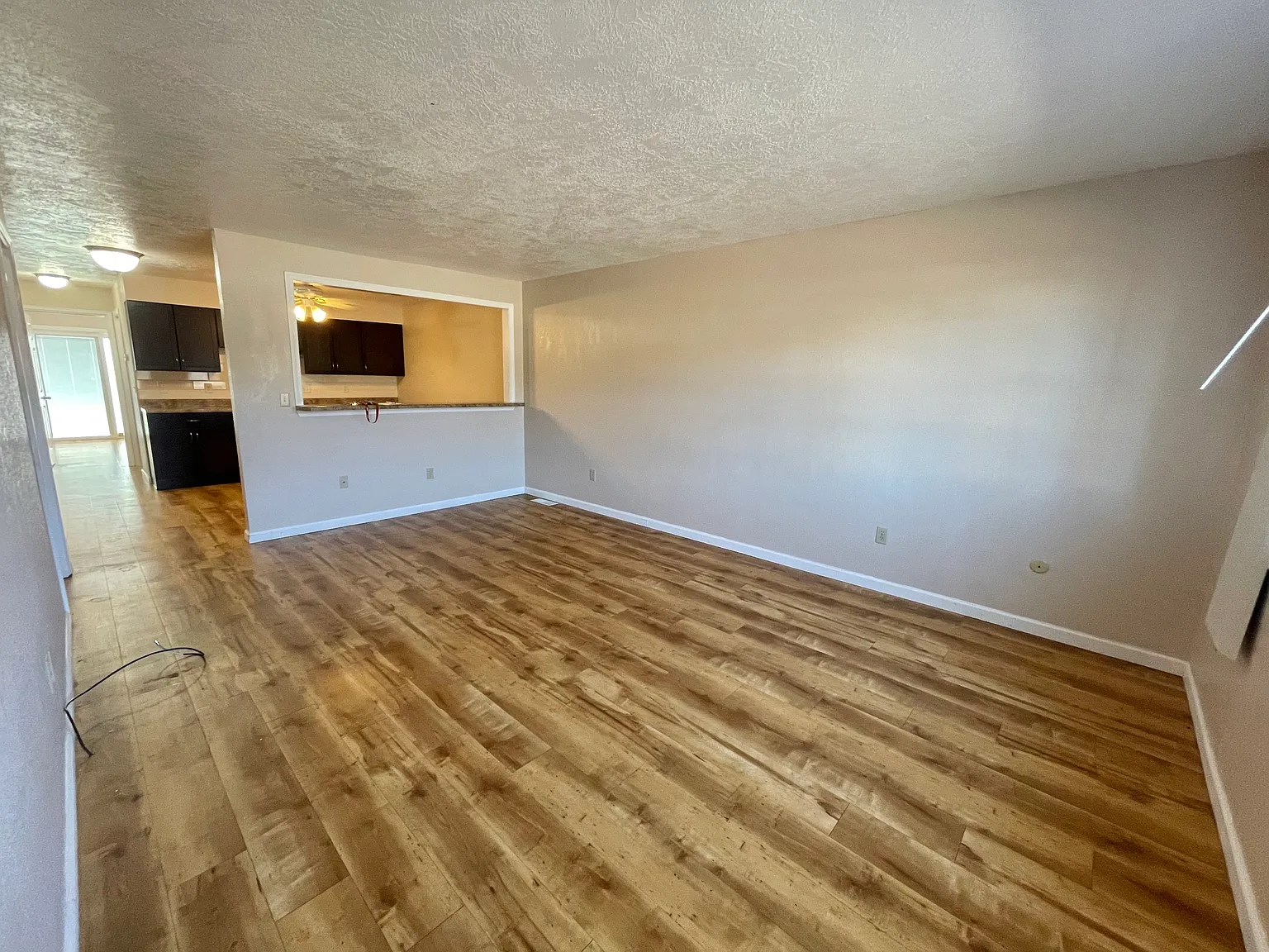 3 bed, 2.0 bath, 2400 sqft, $1,600 — Photo 2