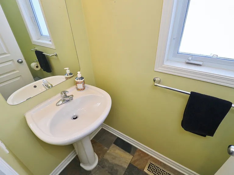 2216 Brockstone Cres — Photo 3