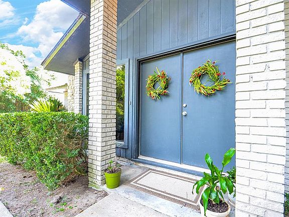 Welcome Home! Relax, unwind and enjoy the peace and quiet in the suburbs of Houston.