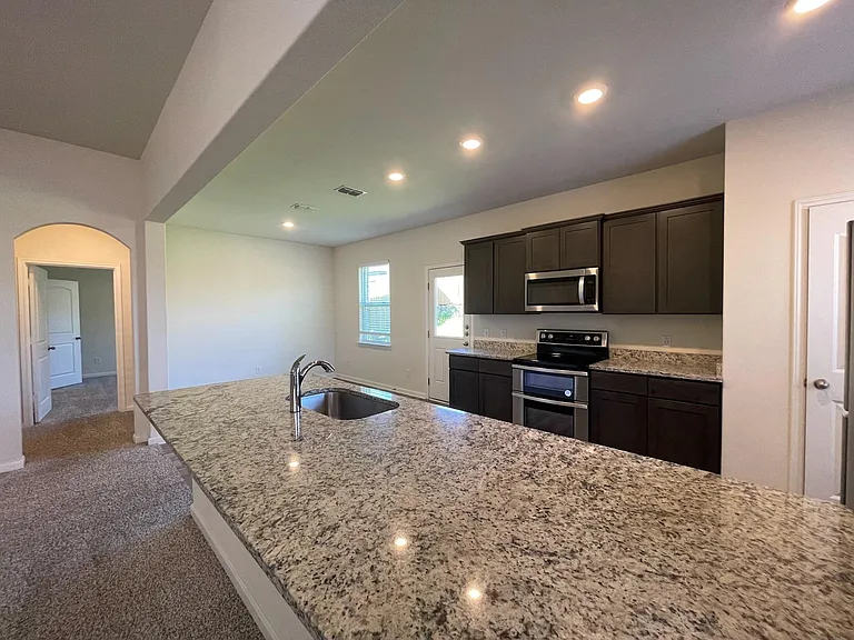 1921 Belmont Ln — Photo 9