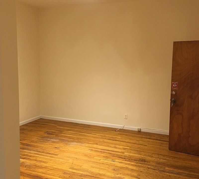 1st image of 2716 Hoyt Ave S APT 1R