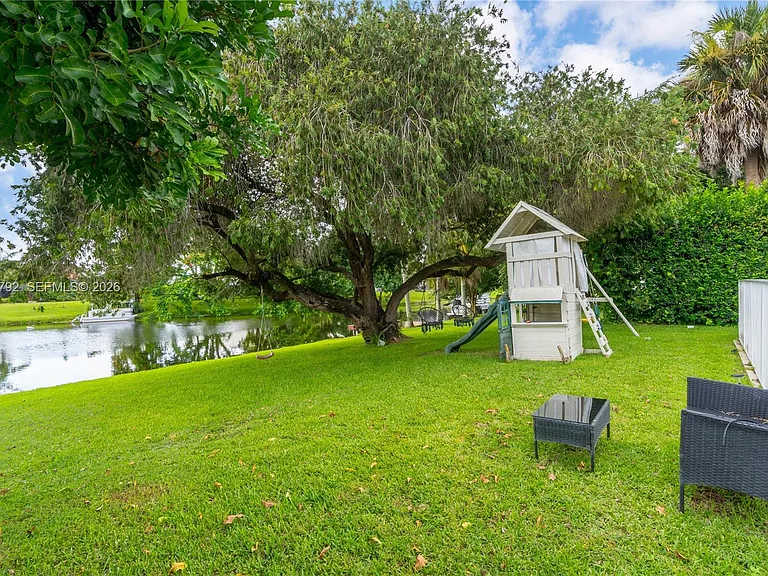 758 Lake Wellington Dr — Photo 32