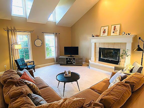 2nd image of 1424 Lakewood Cir
