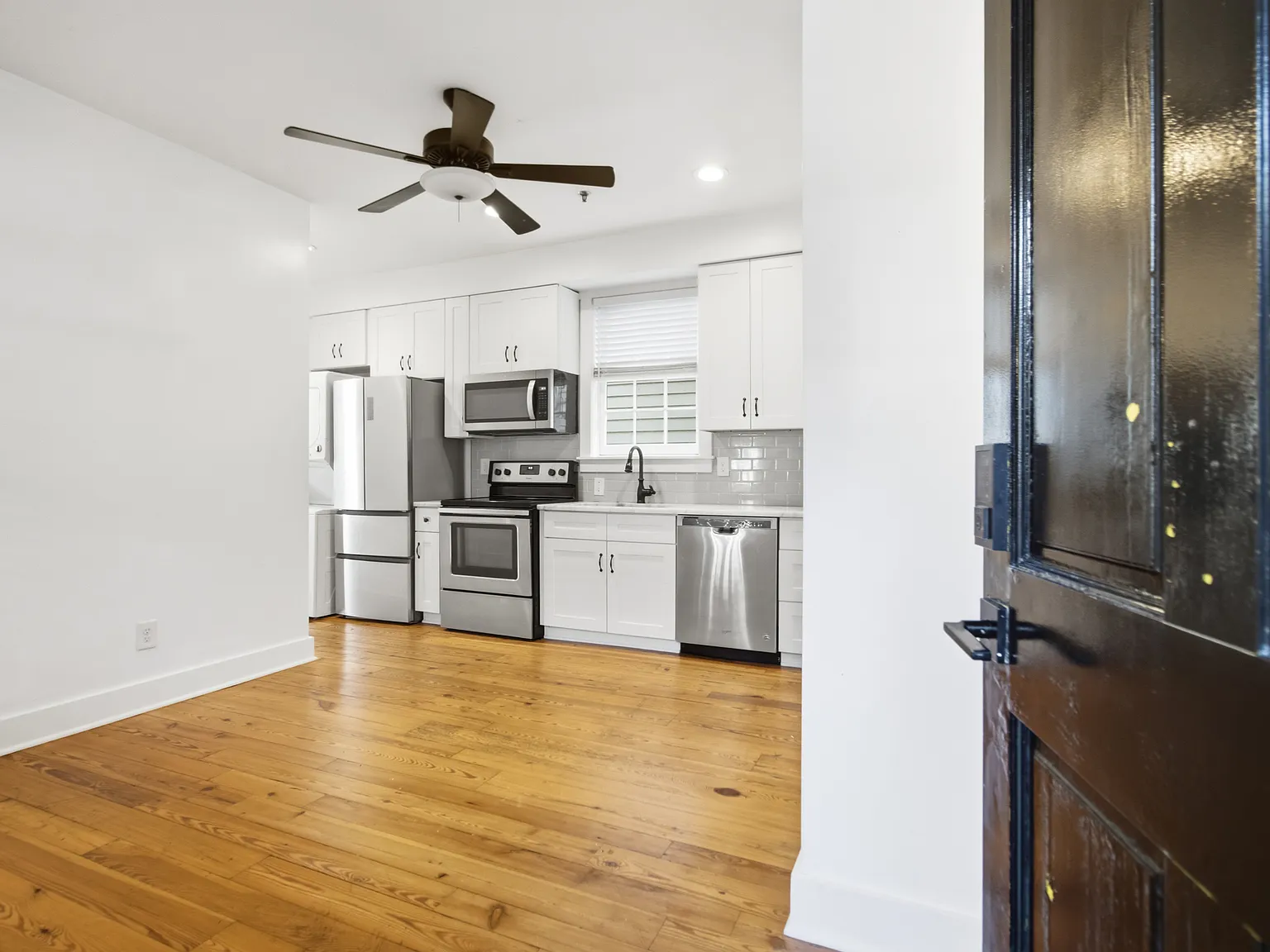 3 bed, 720 sqft, $3,100 — Photo 3