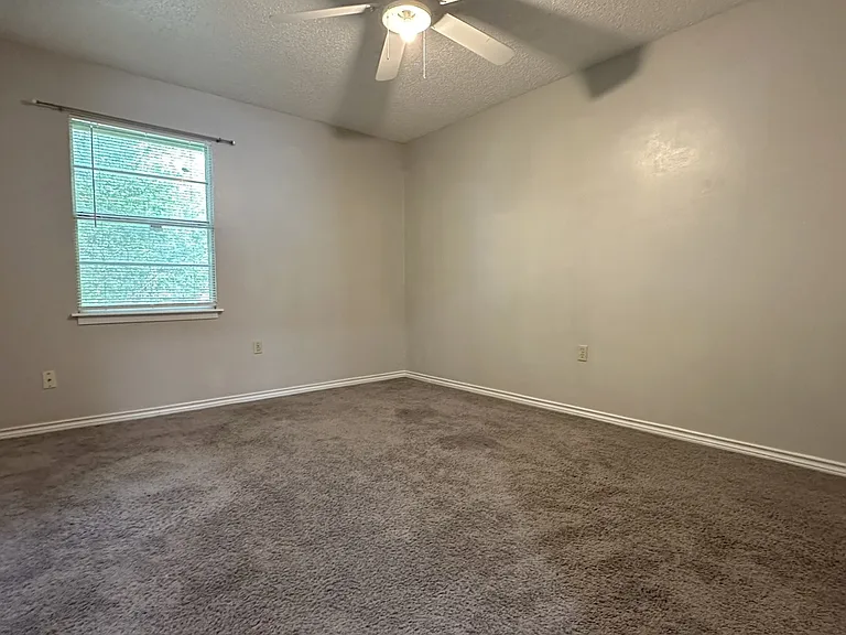 708 Creek St — Photo 10