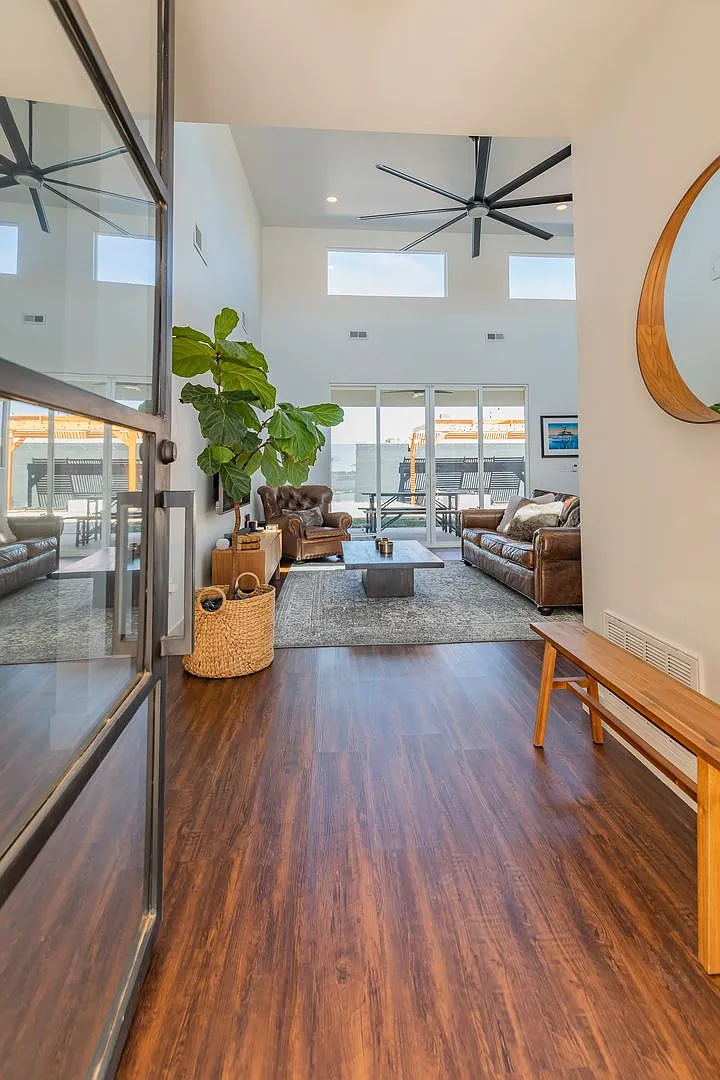Stunning Home with Modern Flair — Photo 2