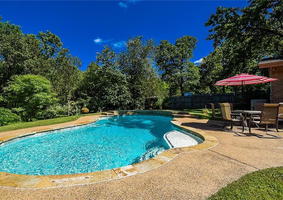 1st image of 920 Bradley Dr