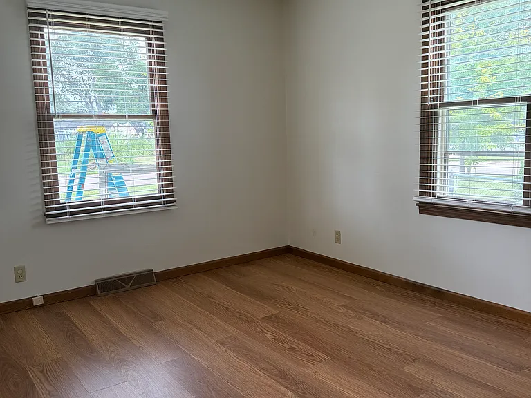 325 Woodlawn Ave — Photo 8