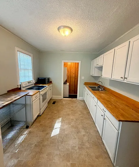 1549 Victory St — Photo 4