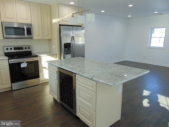 5th image of 10 Gabel Ave