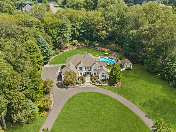 32 Hidden Pond Lane, Trumbull, CT 06611