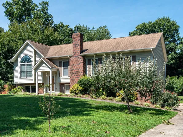 1851 Plaza Dr, Hickory, NC 28602