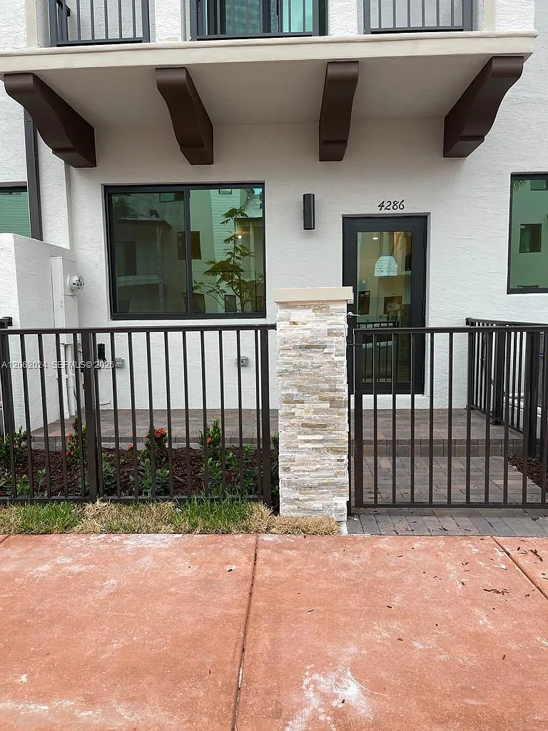 3 bed, 2.5 bath, 1424 sqft, $3,950 — Photo 2