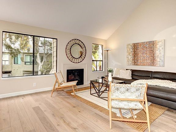 3rd image of 1076 Shoreline Dr