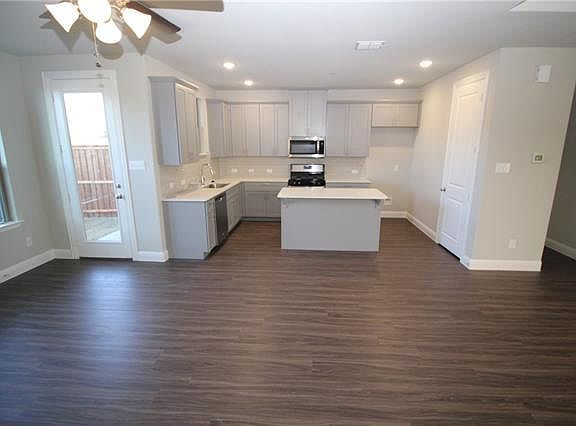 4th image of 3053 Galveston St