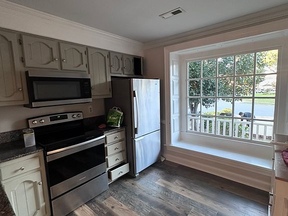 2nd image of 302 Middle Oaks Dr