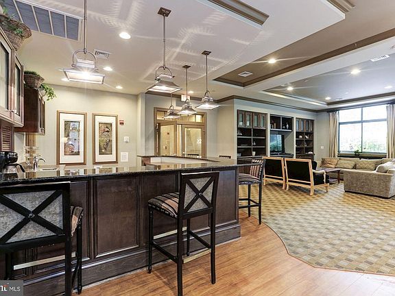 4th image of 502 W Broad St APT 301