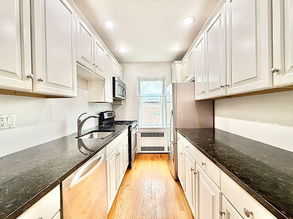 4th image of 70 Strawberry Hill Ave APT 3-2D