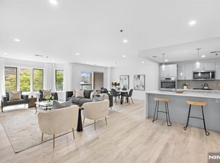 302 Smith Ct, Edgewater, NJ 07020