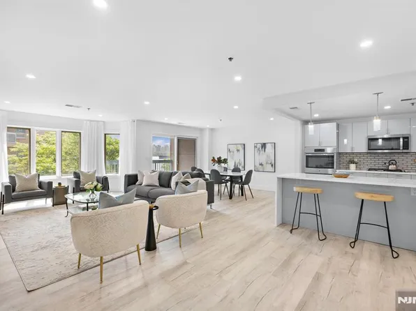 302 Smith Ct, Edgewater, NJ 07020
