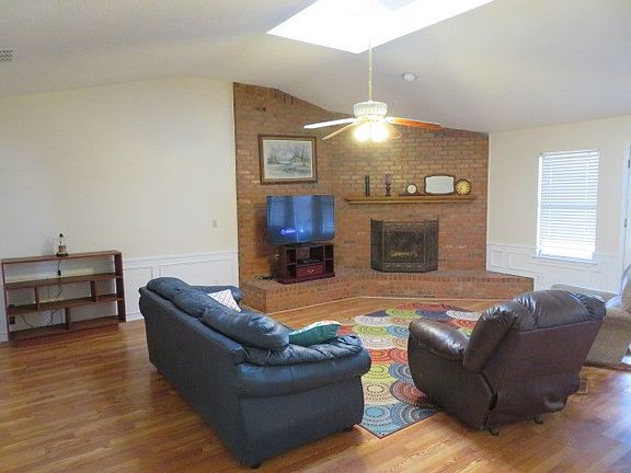 4th image of 4375 N Cypress Ave