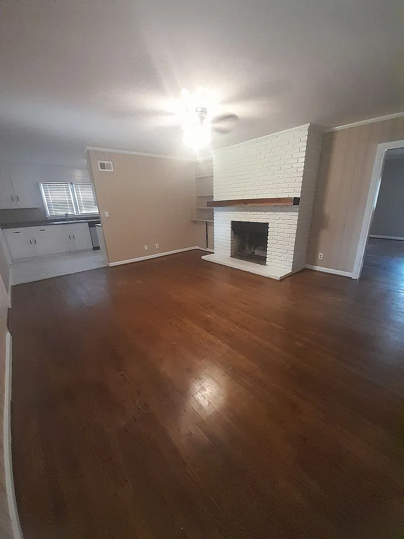 3-bedroom 2 bath home in Parkwood subdivision $1750.00 — Photo 4