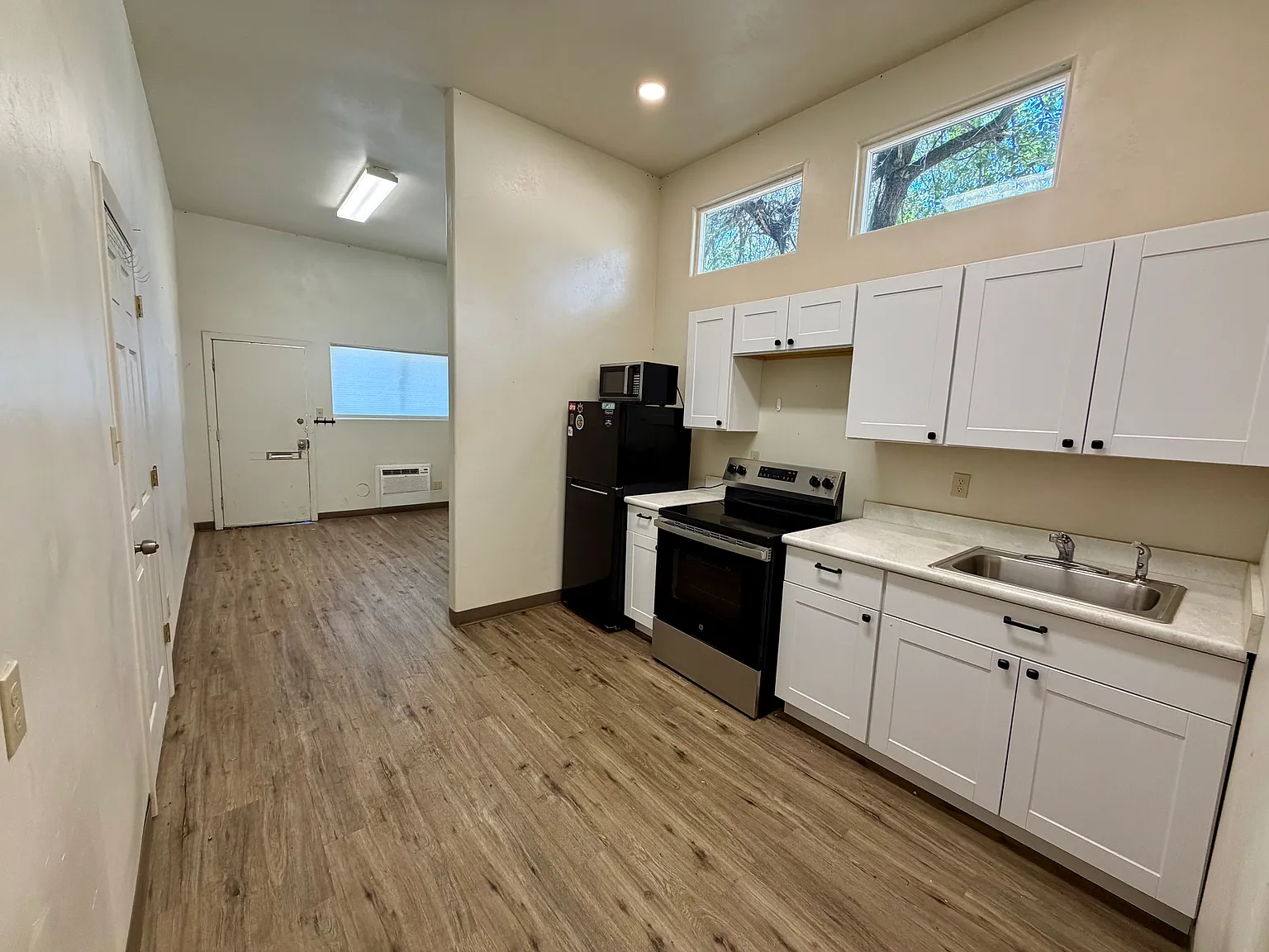 Studio, 300 sqft, $1,100 — Photo 1