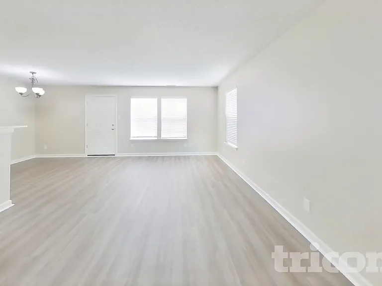 4525 Connaught East Dr — Photo 3