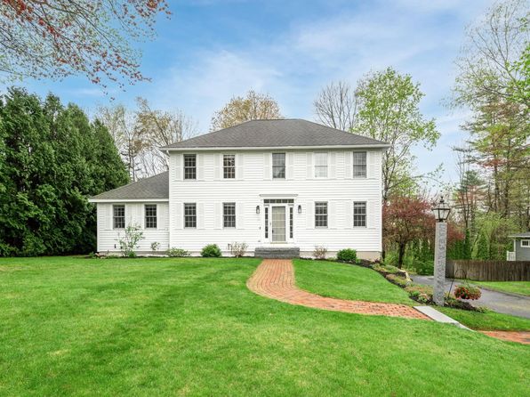 15 Springwood Drive, Hooksett, NH 03106