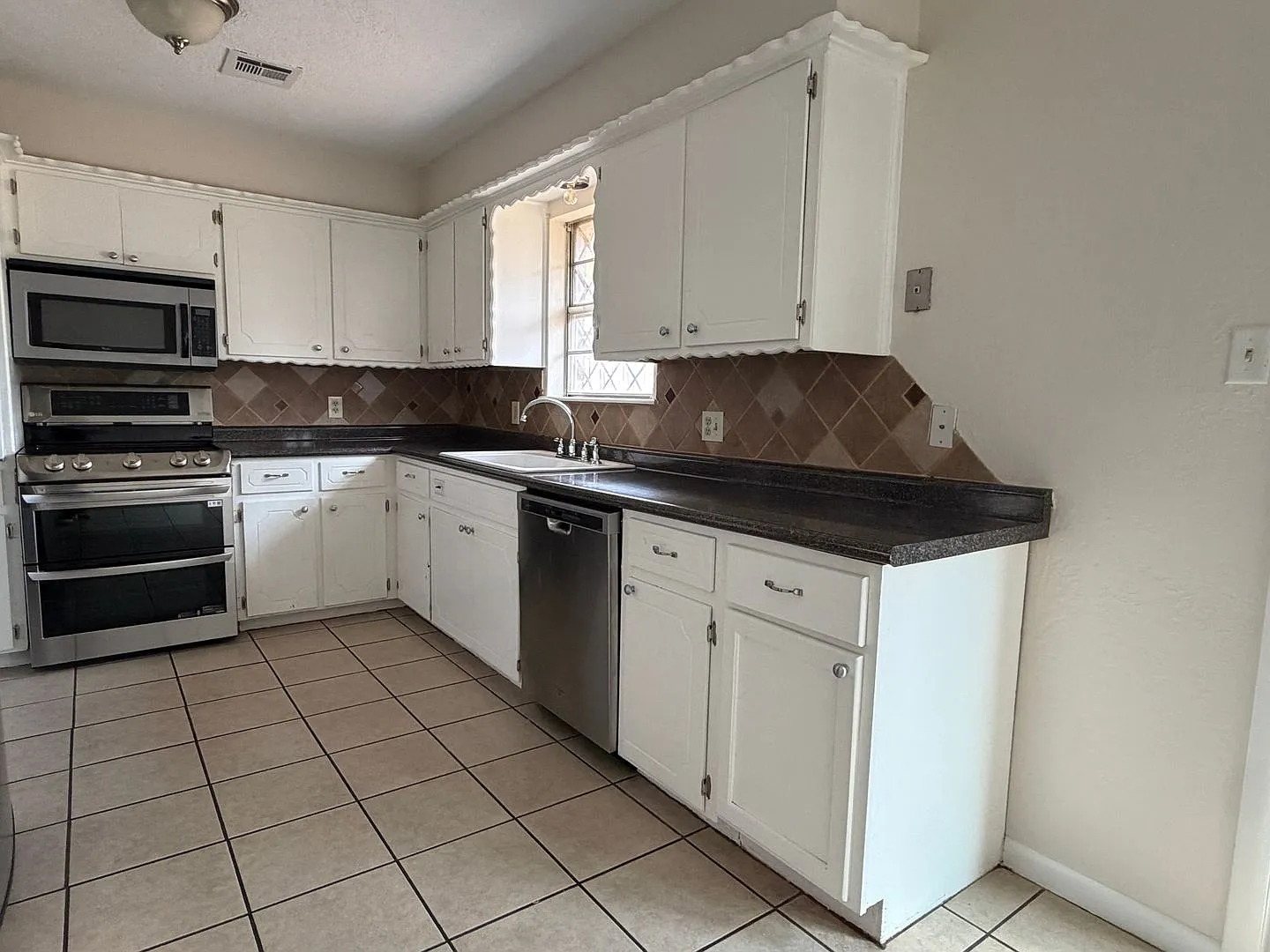 116 SW 69th- hot new listing! — Photo 3