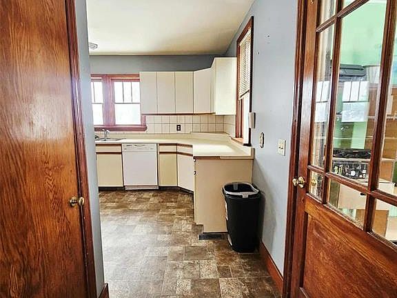 3rd image of 303 Ohlen STREET