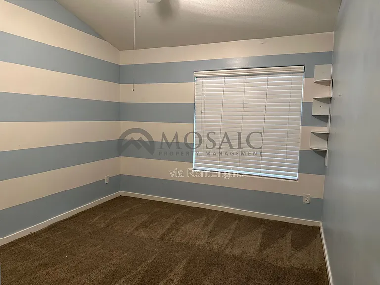 411 N Leoma Ln — Photo 16