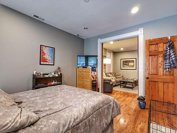 5th image of 838 N Wolcott Ave APT 1F
