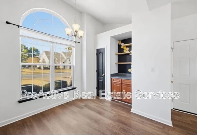 2021 Livingston St — Photo 10