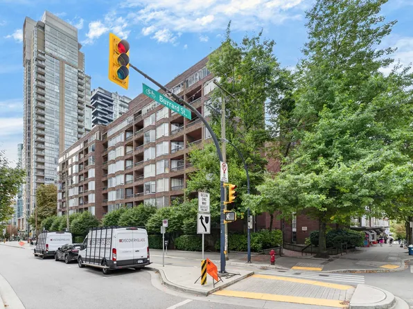 950 Drake St #313, Vancouver, BC V6Z 2B9
