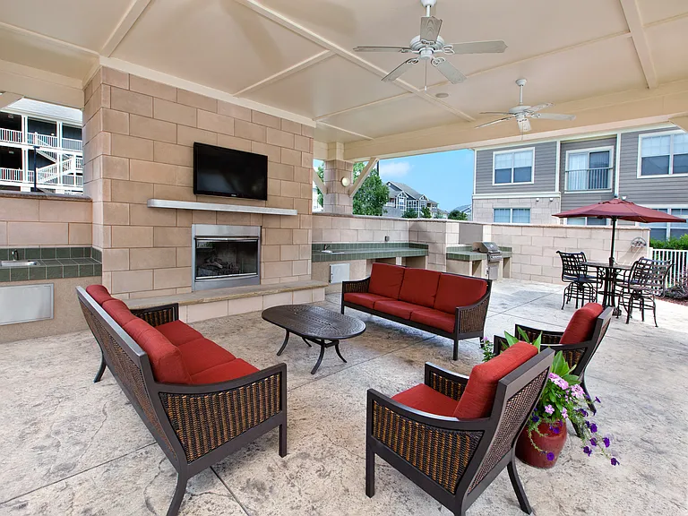 Summerhouse with Fireplace, TV, and Grills