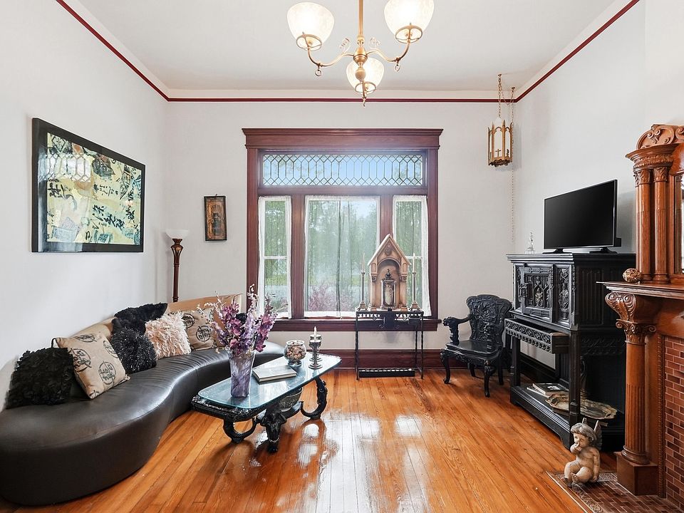 10th image of 1823 S Broadway St