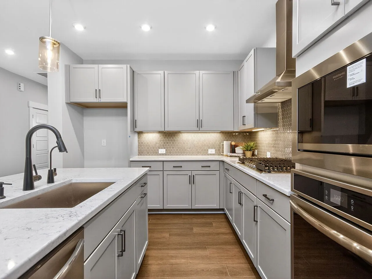 4 bed, 1987 sqft, $2,599 — Photo 4
